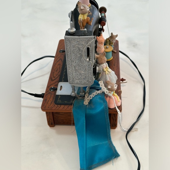 Vintage 1989 Karen Hahn ENESCO Mice Sewing Machine Musical Figurine collectible - Picture 9 of 9